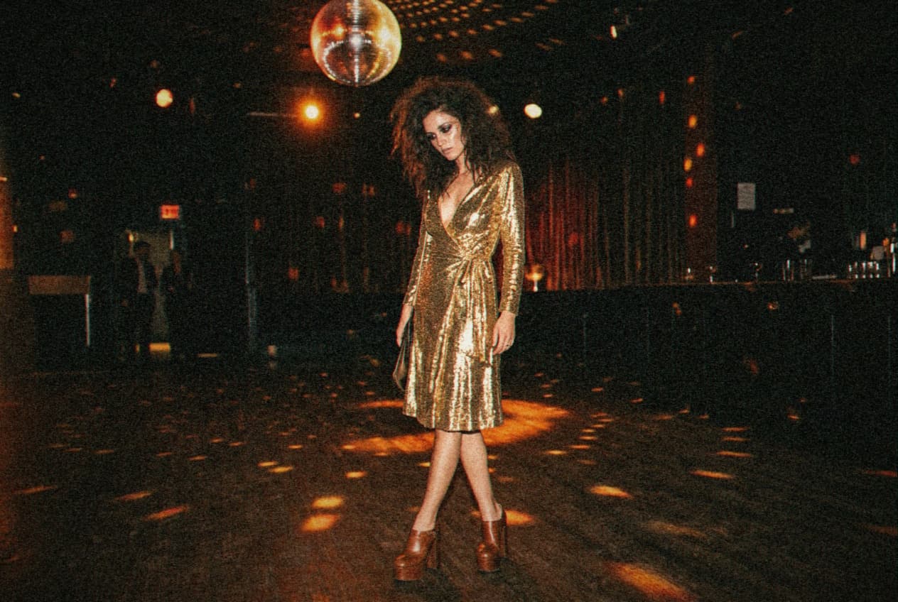 THE 1970s: DECONSTRUCTED GLAMOUR